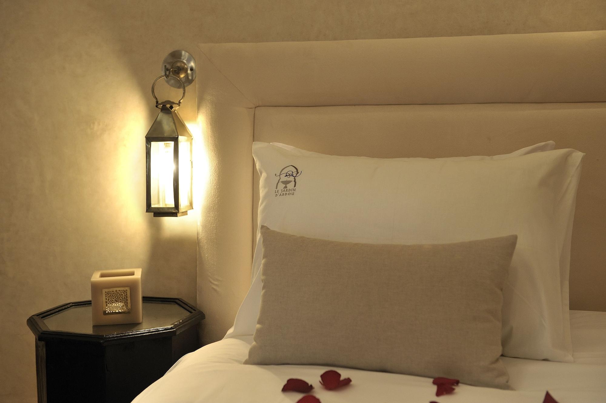 Riad Le Jardin D'Abdou Марракеш Экстерьер фото A bed with a pillow