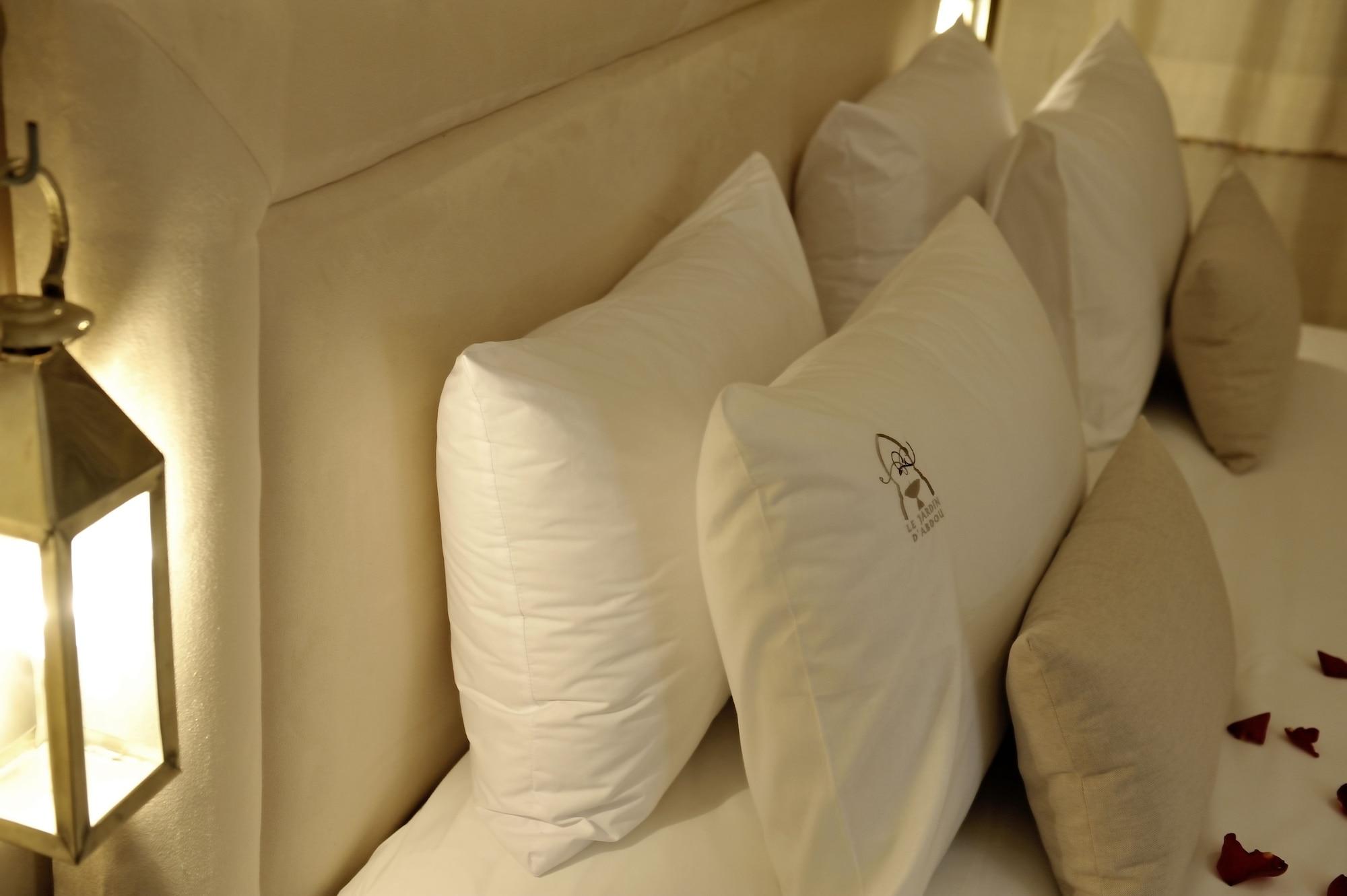 Riad Le Jardin D'Abdou Марракеш Экстерьер фото Pillows on a bed