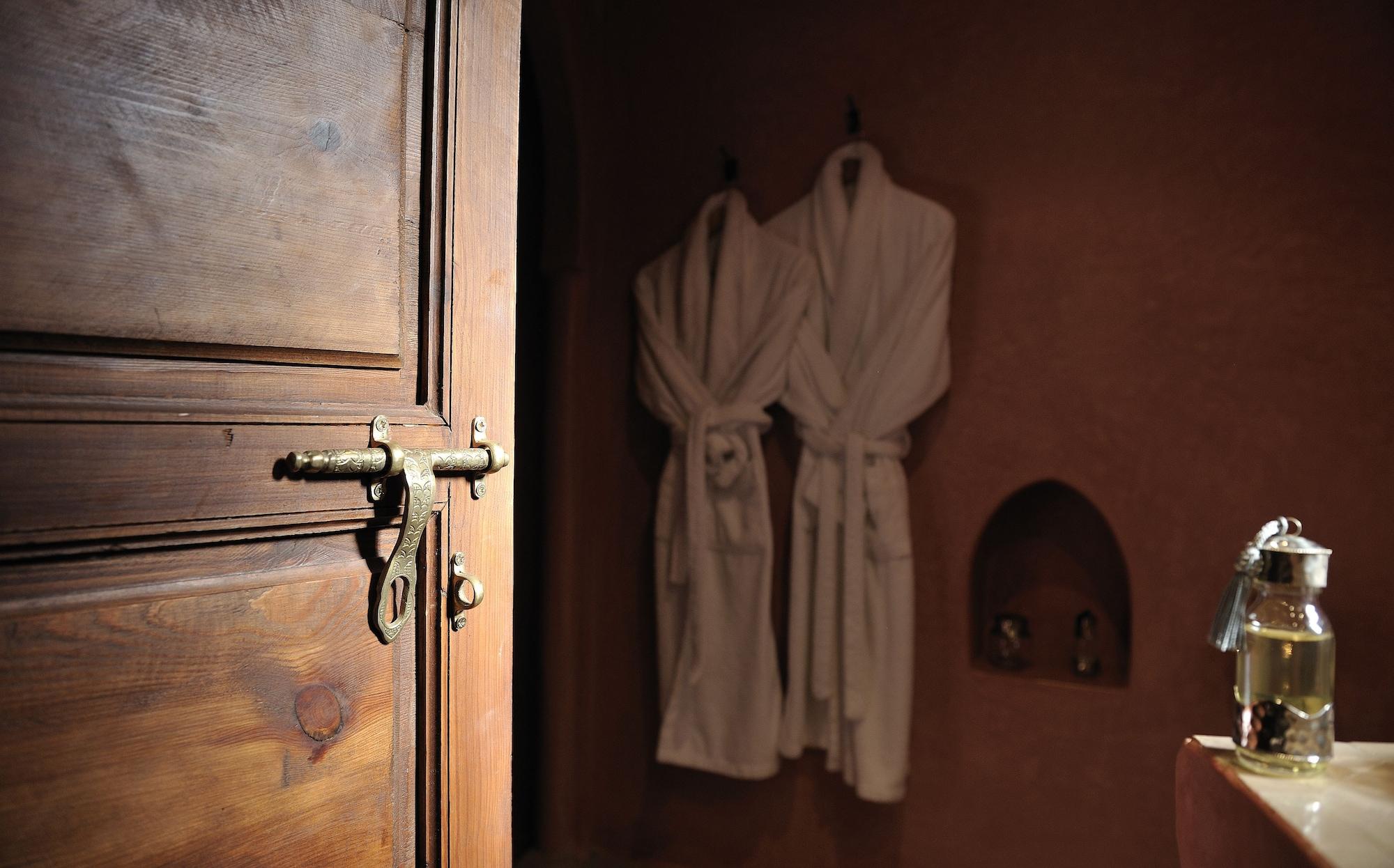 Riad Le Jardin D'Abdou Марракеш Экстерьер фото A bathrobe hanging on a door