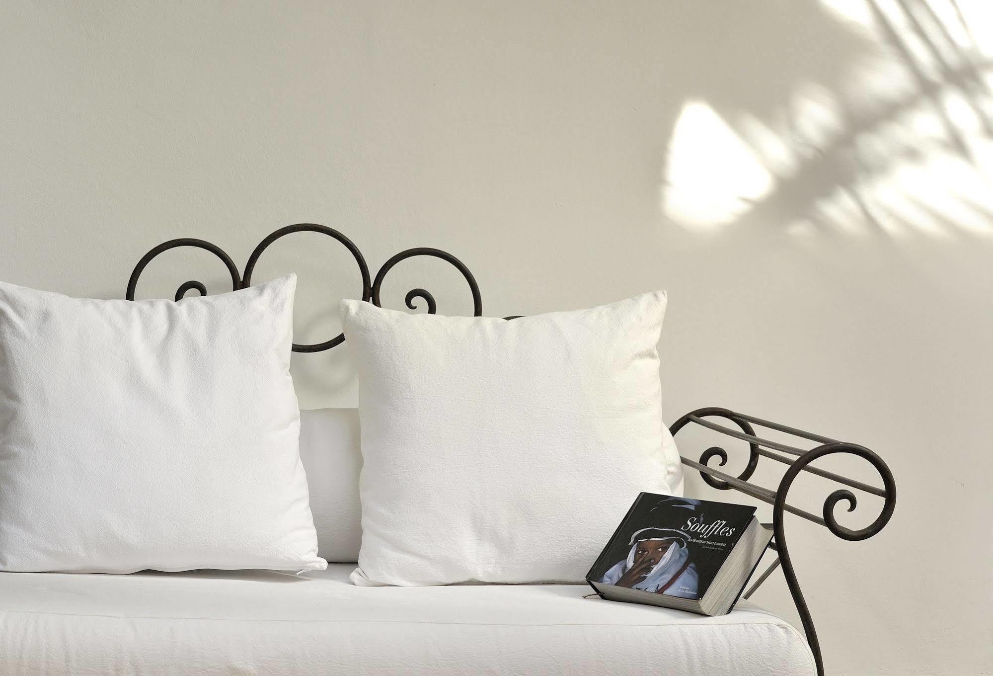 Riad Le Jardin D'Abdou Марракеш Экстерьер фото A bed with pillows