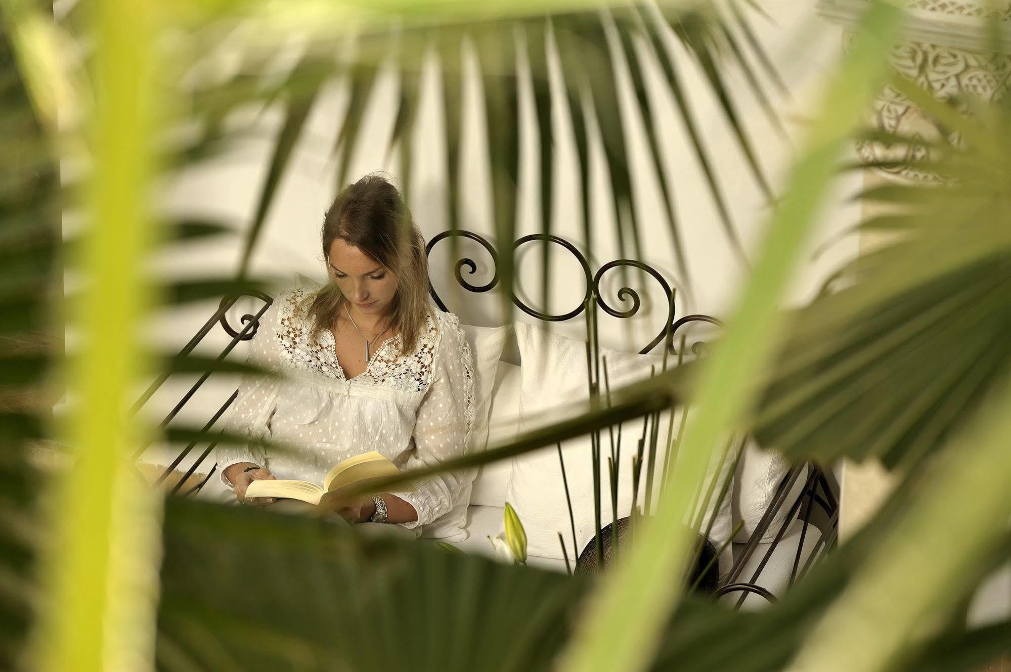 Riad Le Jardin D'Abdou Марракеш Экстерьер фото A woman reading a book in the garden